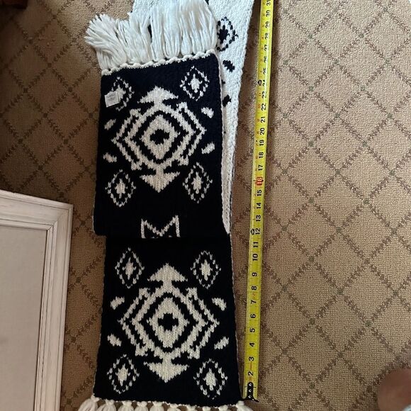 J.Crew reversible black and white heavy knit scarf w aztec pattern NWOT - Picture 6 of 7